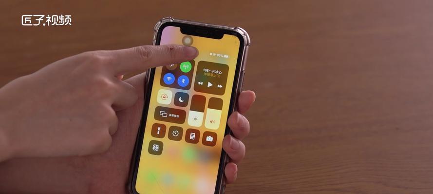 如何在iPhone上显示电池电量百分比（简便操作教程让您时刻掌握电量消耗）